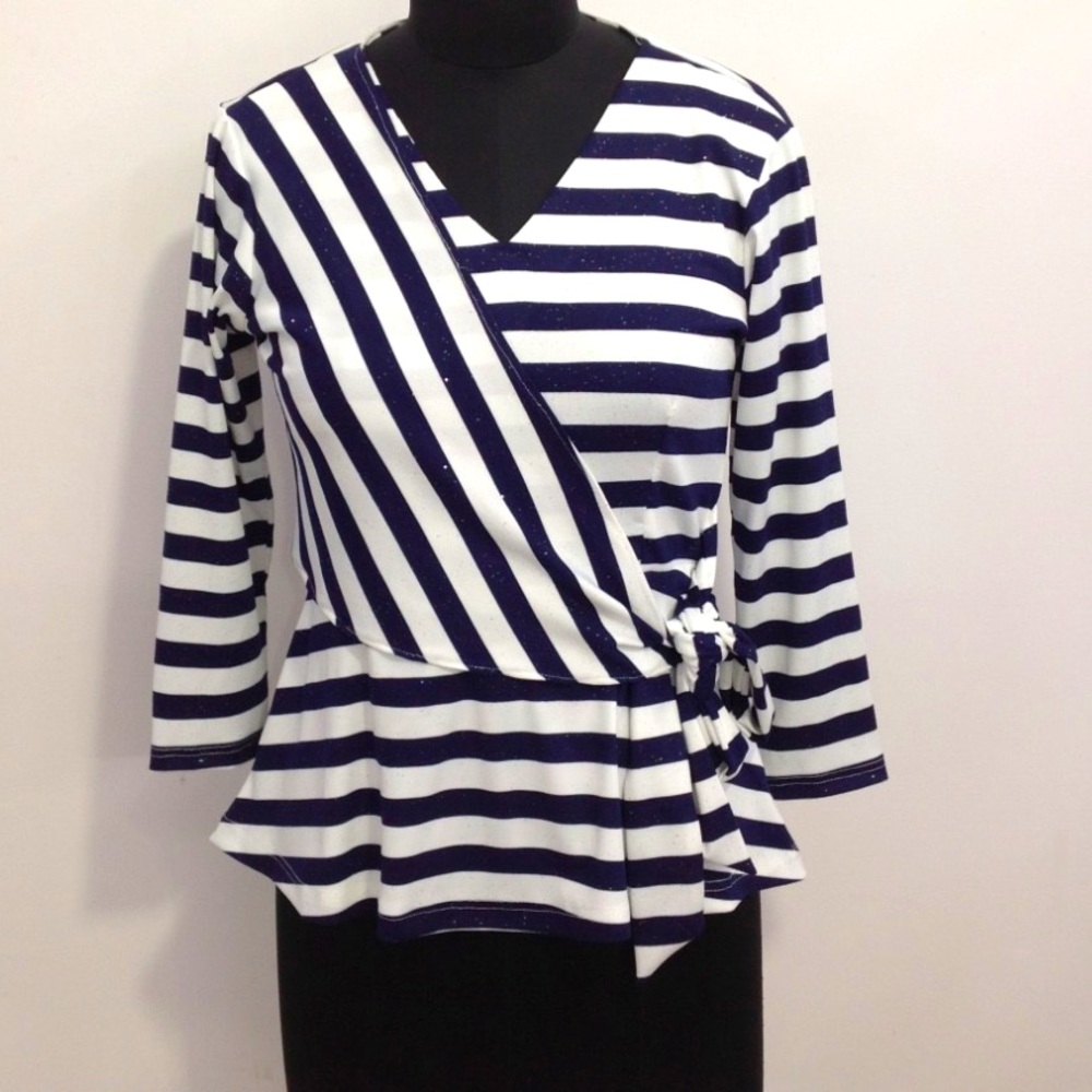Stretchable top with blue and white